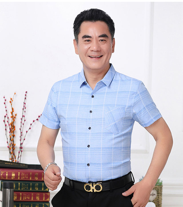 Áo sơ mi nam kẻ sọc màu xanh nhạt dành cho đàn ông 50 tuổi