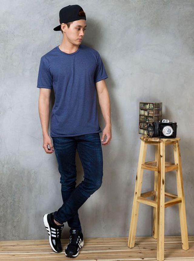 Áo thun xanh mix cùng quần jeans