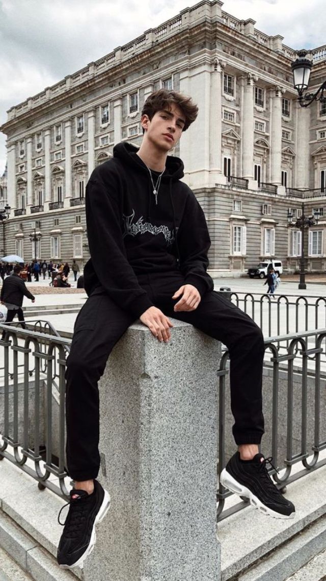 Chọn mix đồ áo hoodie cùng với quần jeans đen