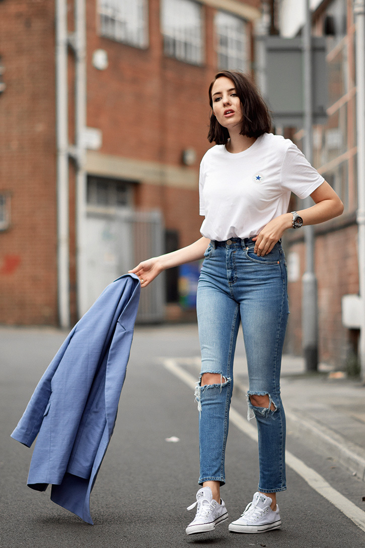 áo thun cùng quần jeans