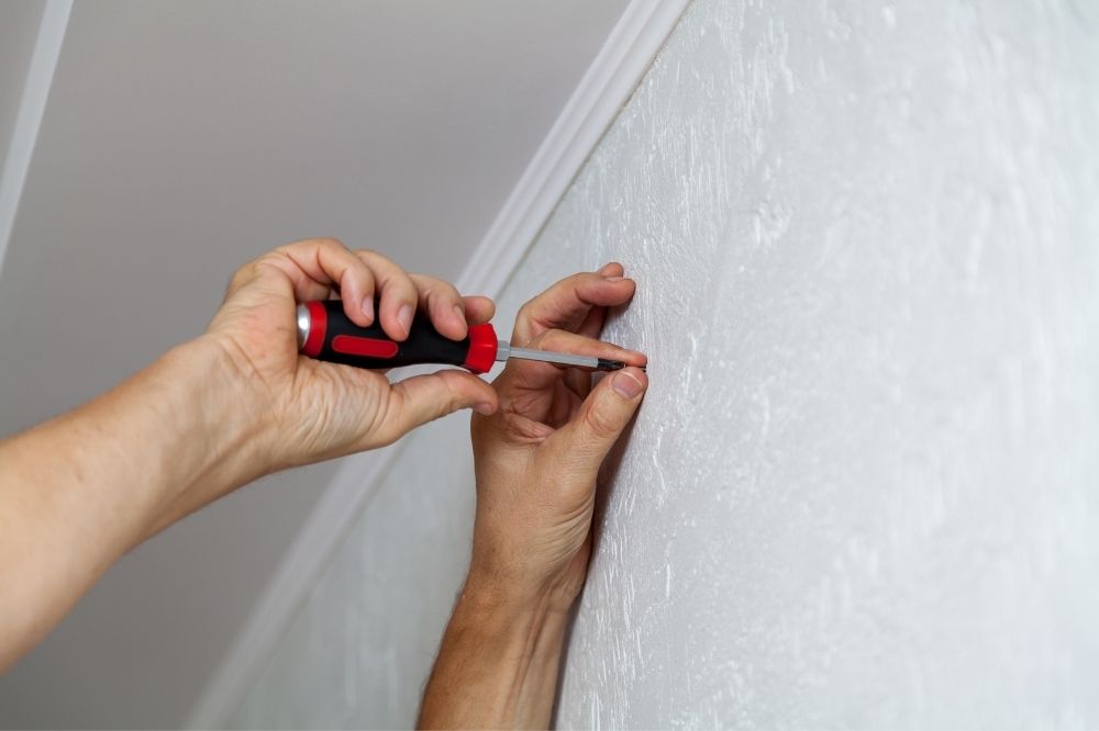 Bắt vít vào tường