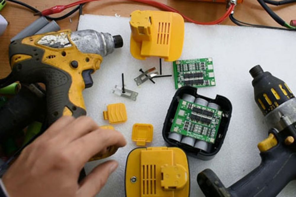 Đóng pin máy khoan cầm tay