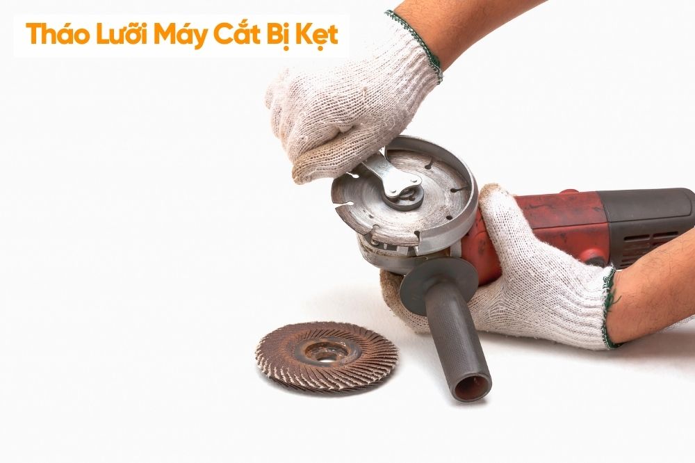 cách tháo lưỡi máy cắt cầm tay bằng cờ lê