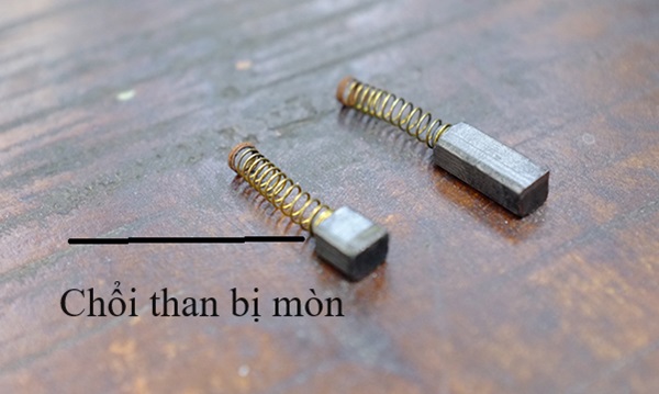 Sửa chữa máy khoan pin do mòn chổi than