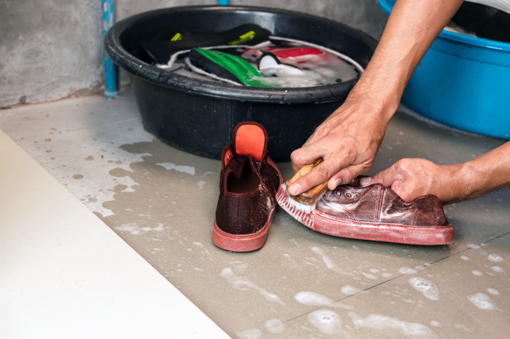 Vệ sinh giày bảo hộ lao động định kỳ