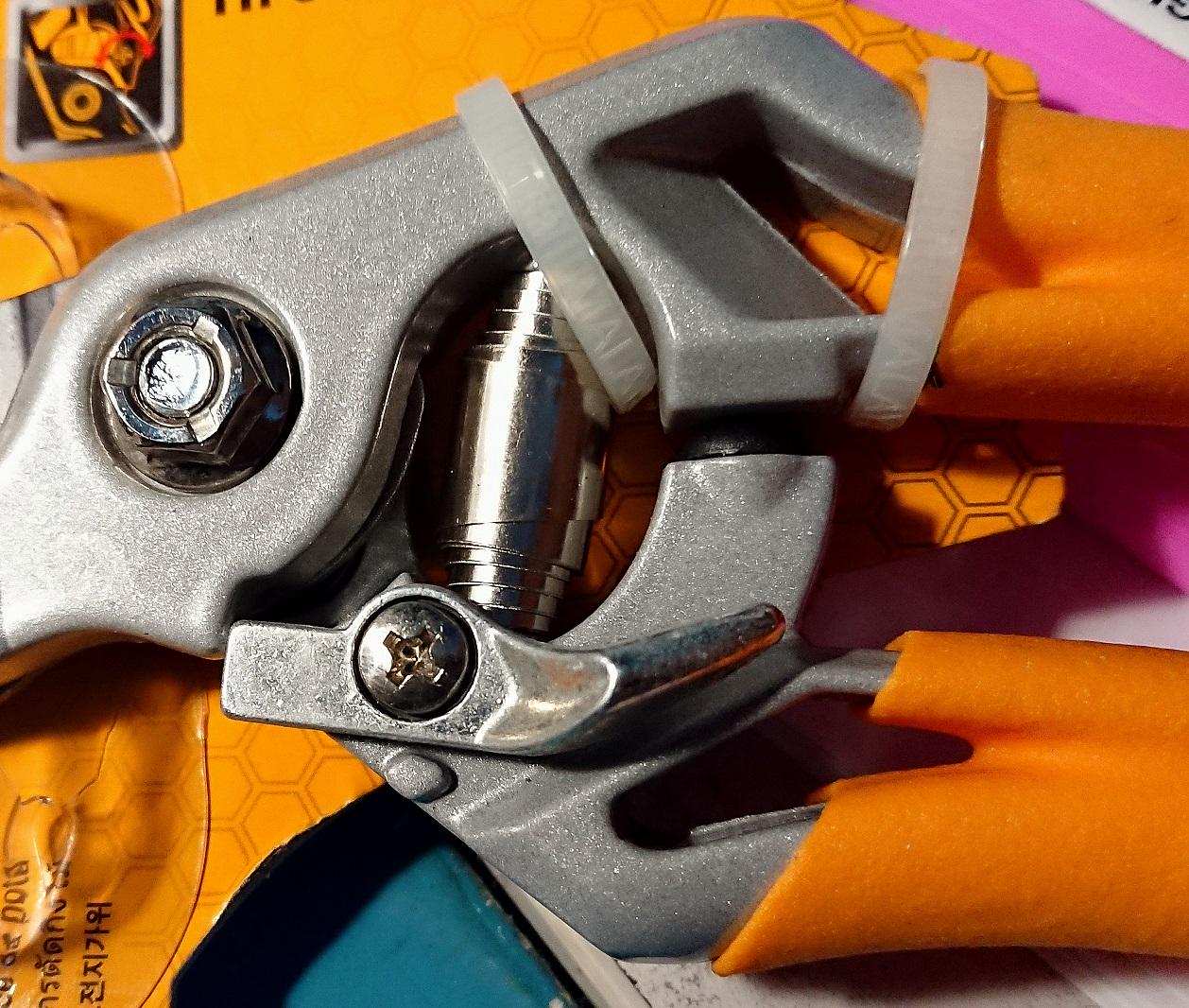 Kéo cắt tỉa cành cây cảnh 8" INGCO HPS0109