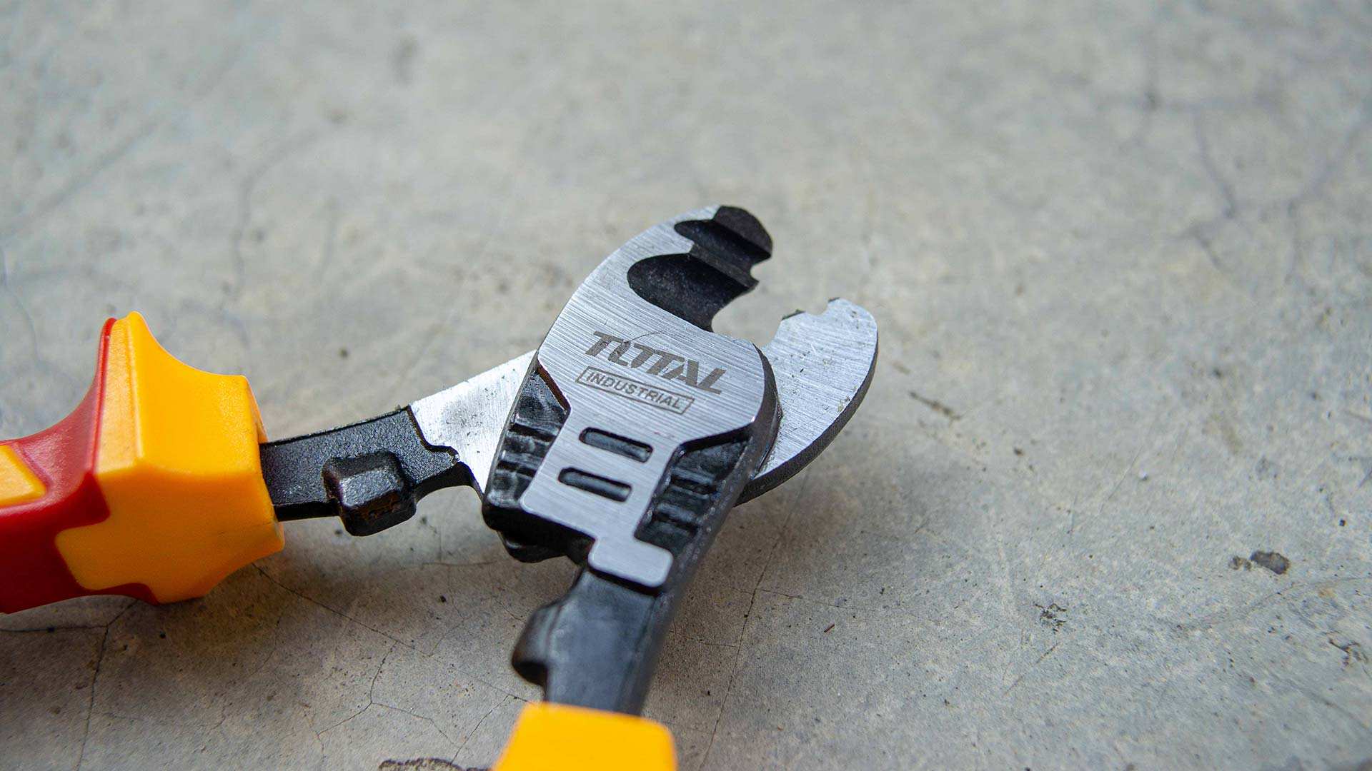 Kìm cắt cáp cách điện 6" TOTAL THTIP2761