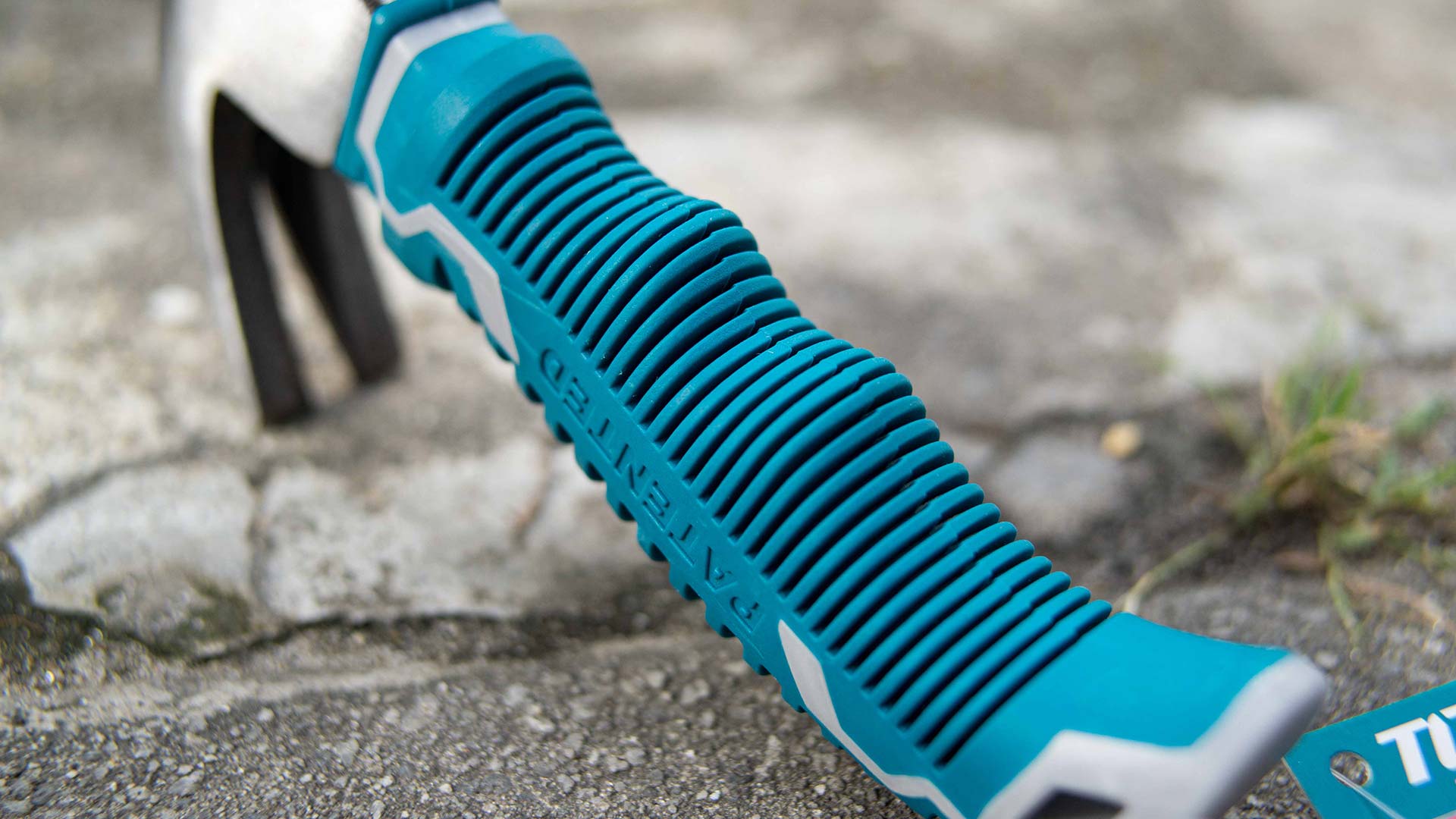 Búa đóng đinh mini thép Cr-V TOTAL THTM7386D