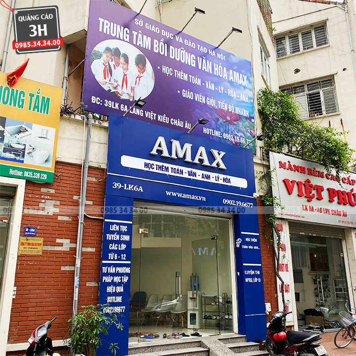 biển hiệu trung tâm bồi dưỡng văn hóa có đèn pha hắt sáng trên