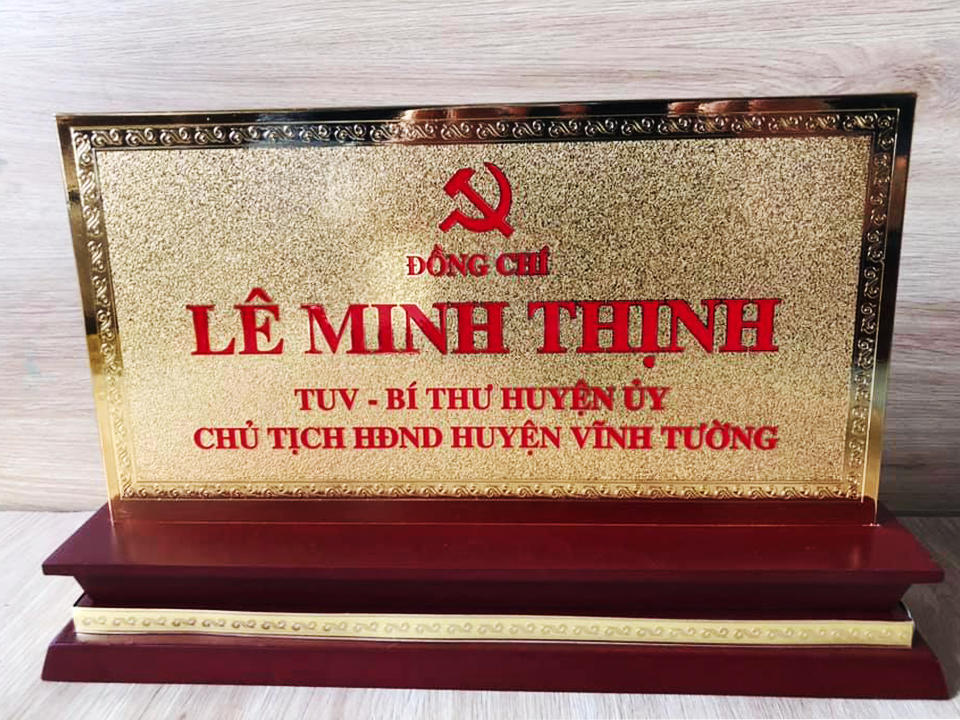 biển chức danh mạ vàng 24k