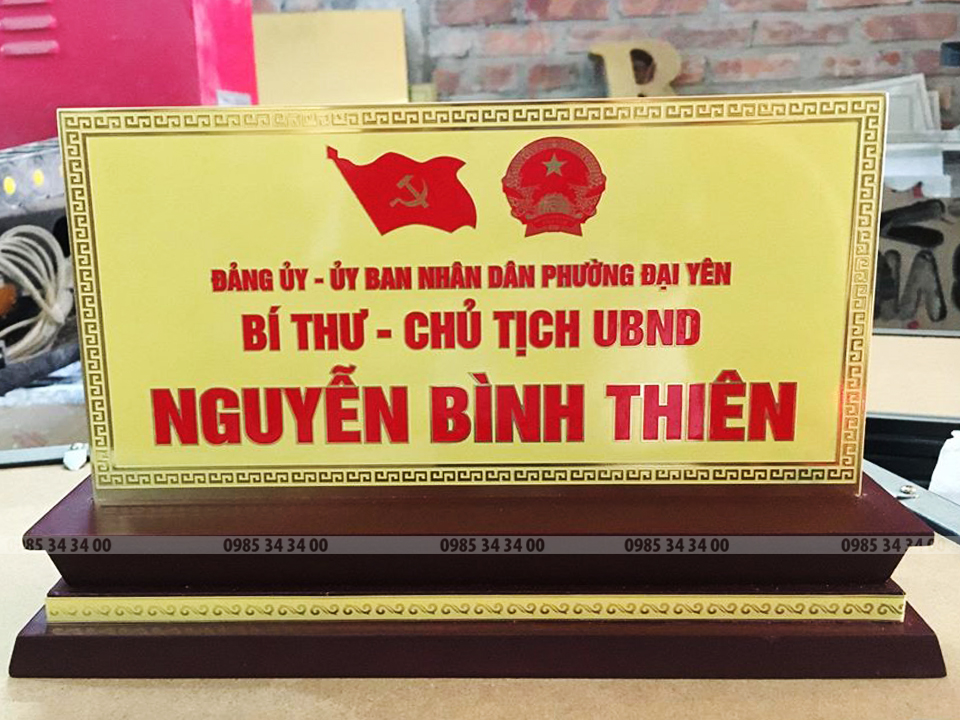 biển chức danh tam cấp mặt đồng