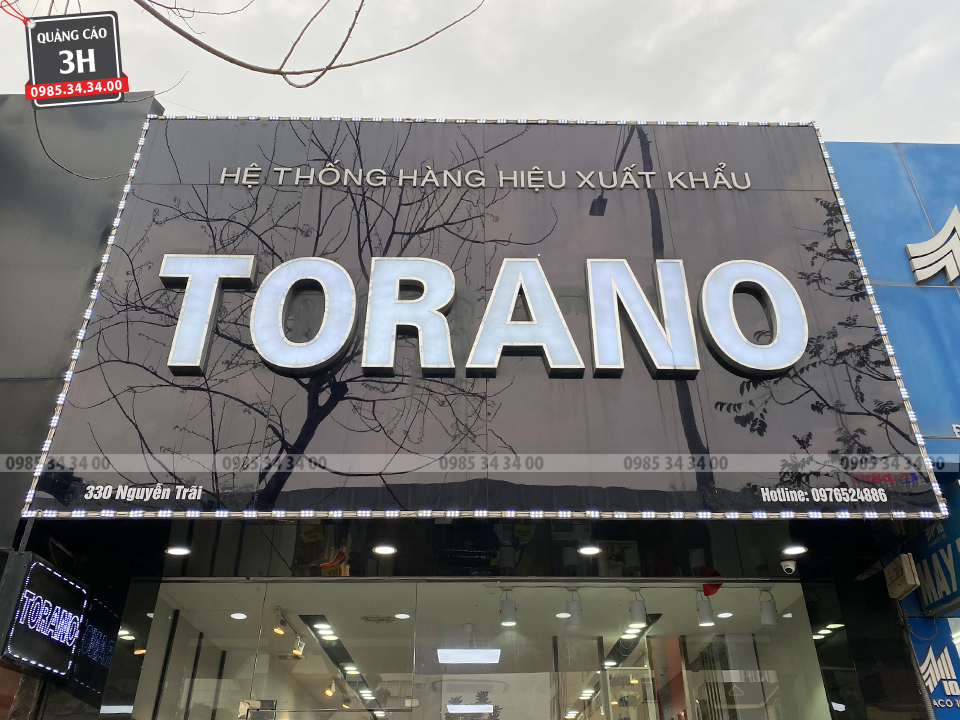 Xu hướng biển thời trang nam Torano nền alu đen bóng đẹp mắt