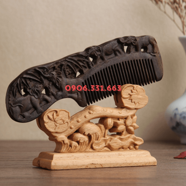 Lược gỗ đàn hương khắc hình voi