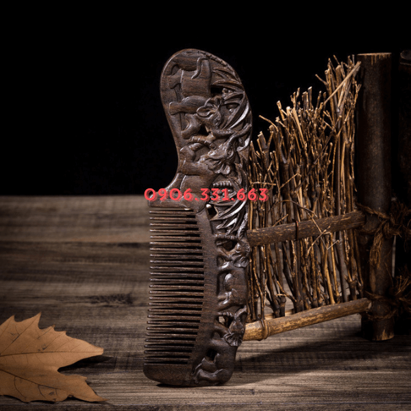Lược gỗ đàn hương khắc hình voi