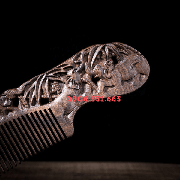 Lược gỗ đàn hương khắc hình voi