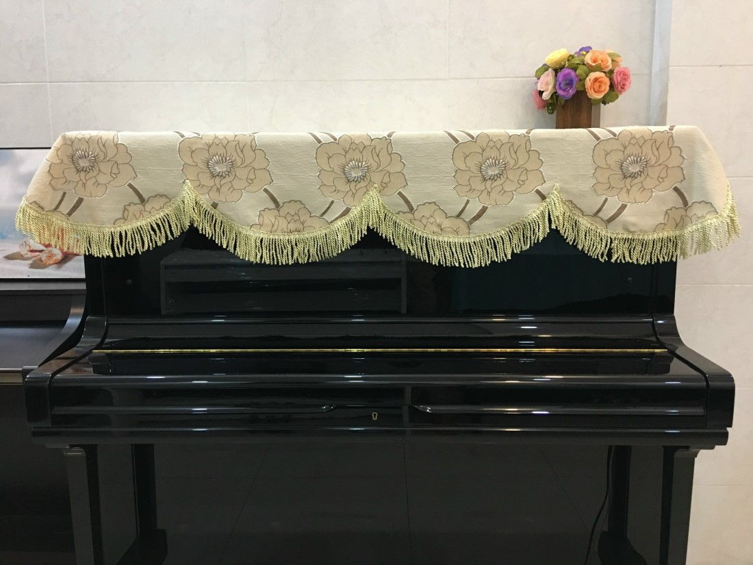 Khăn phủ đàn piano màu kem hoa lớn