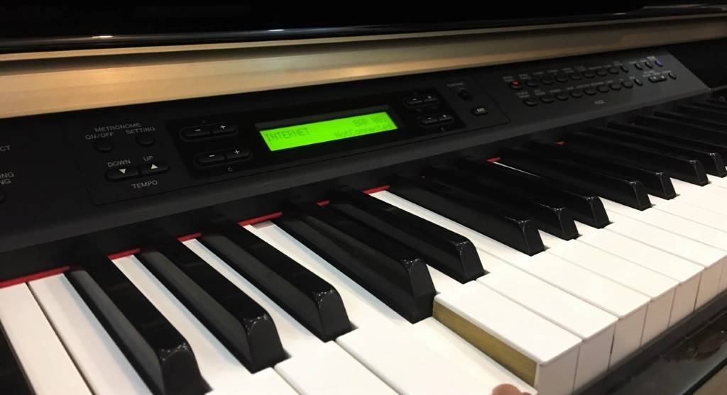 Yamaha CLP 380PE - màn hình điều khiển