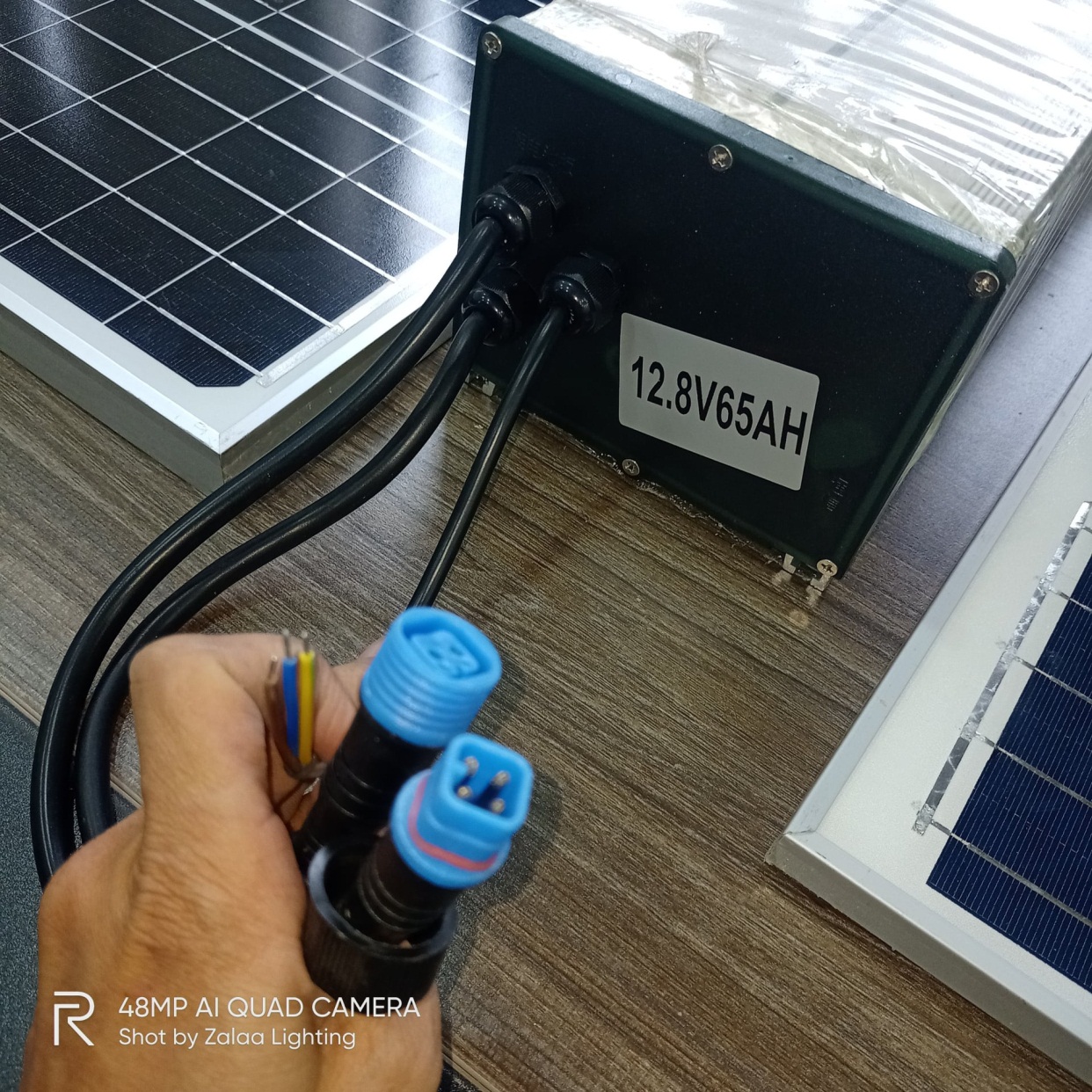 Đèn đường năng lượng mặt trời công suất 50-80W Battery 65AH Panel 150* 1 tấm