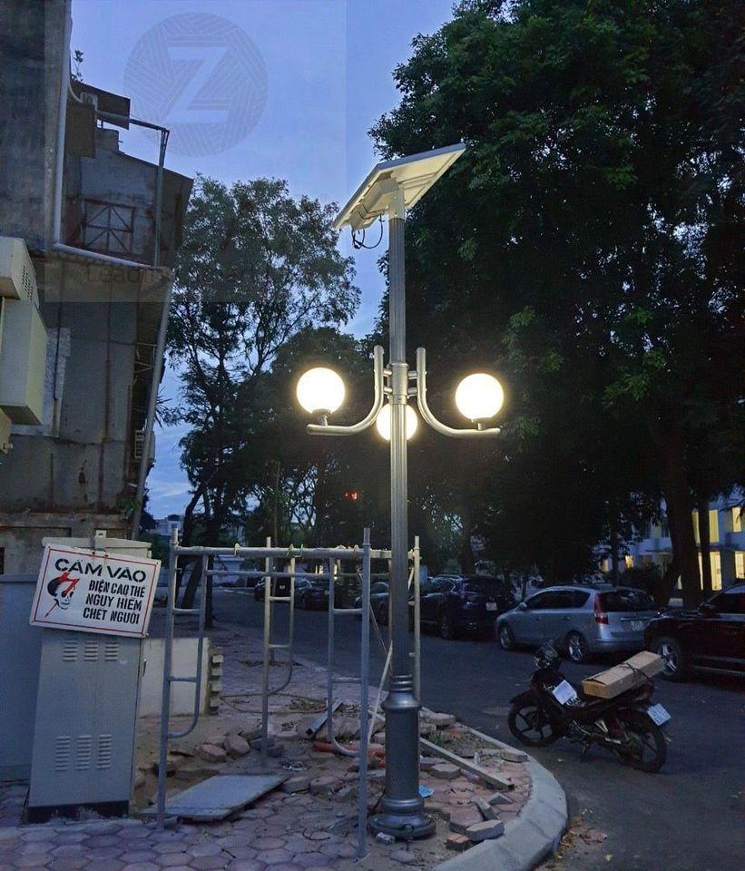 Bộ đèn công viên sử dụng điện năng lượng mặt trời 3-4 bóng LED 10-20w mã ZCV-20S-3