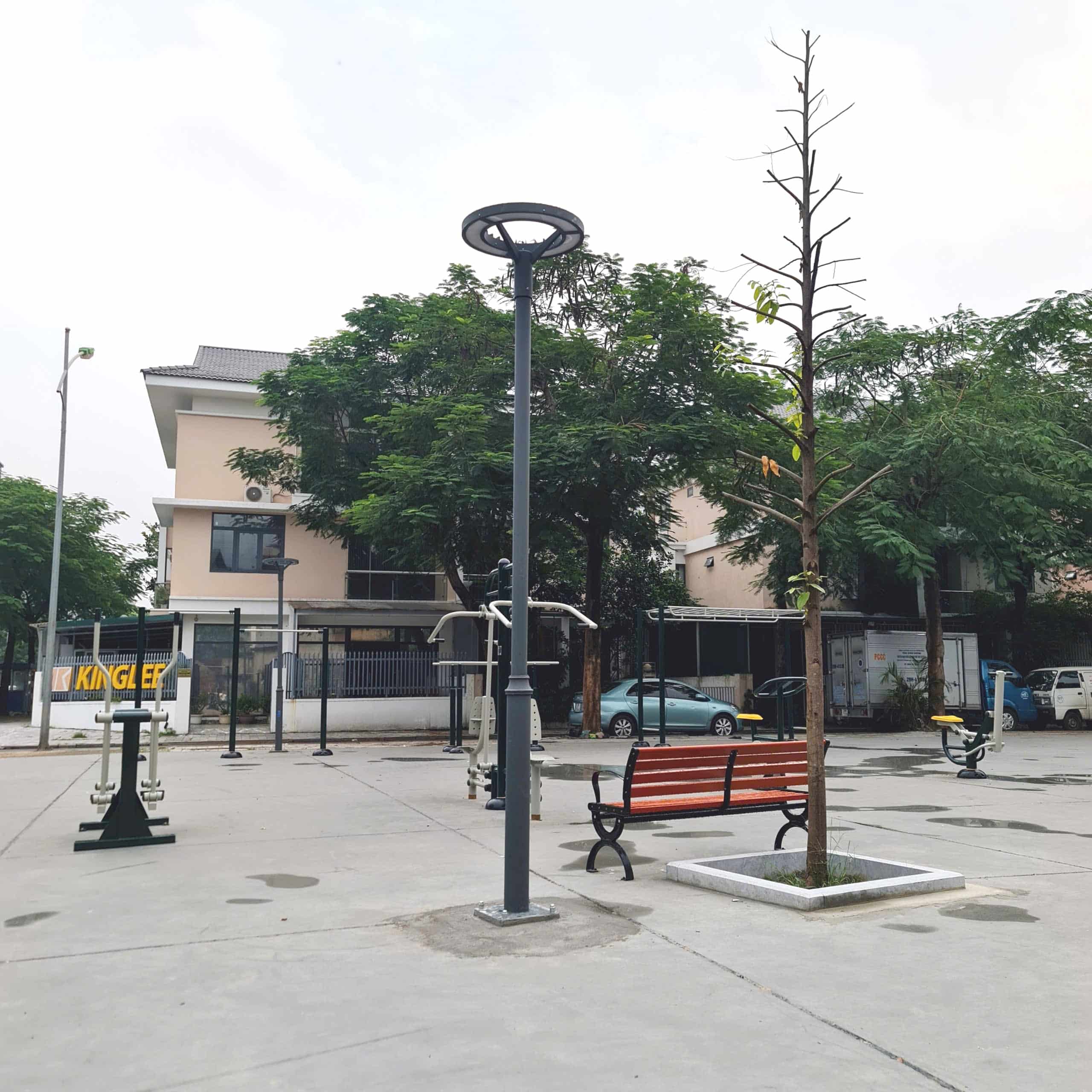 Hình ảnh: Cột đèn LED cho khu vực tập luyện thể thao ngoài trời gần khu chung cư mini của đô thị mới