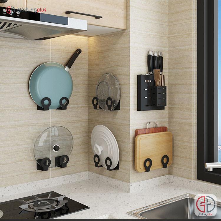 căn bếp gọn gàng nhờ kệ đựng vung dán tường