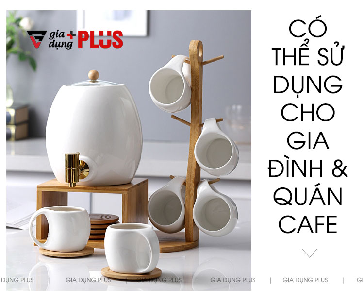 Màu sắc nhẹ nhàng, thiết kế này có thể dùng cho cả gia đình và quán cafe, sở hữu ngay để được nhận ưu đãi tốt nhất trên Gia Dụng Plus | Bộ chum sứ đựng nước 3 lít kèm kệ gỗ tre tự nhiên và cốc sứ cao cấp