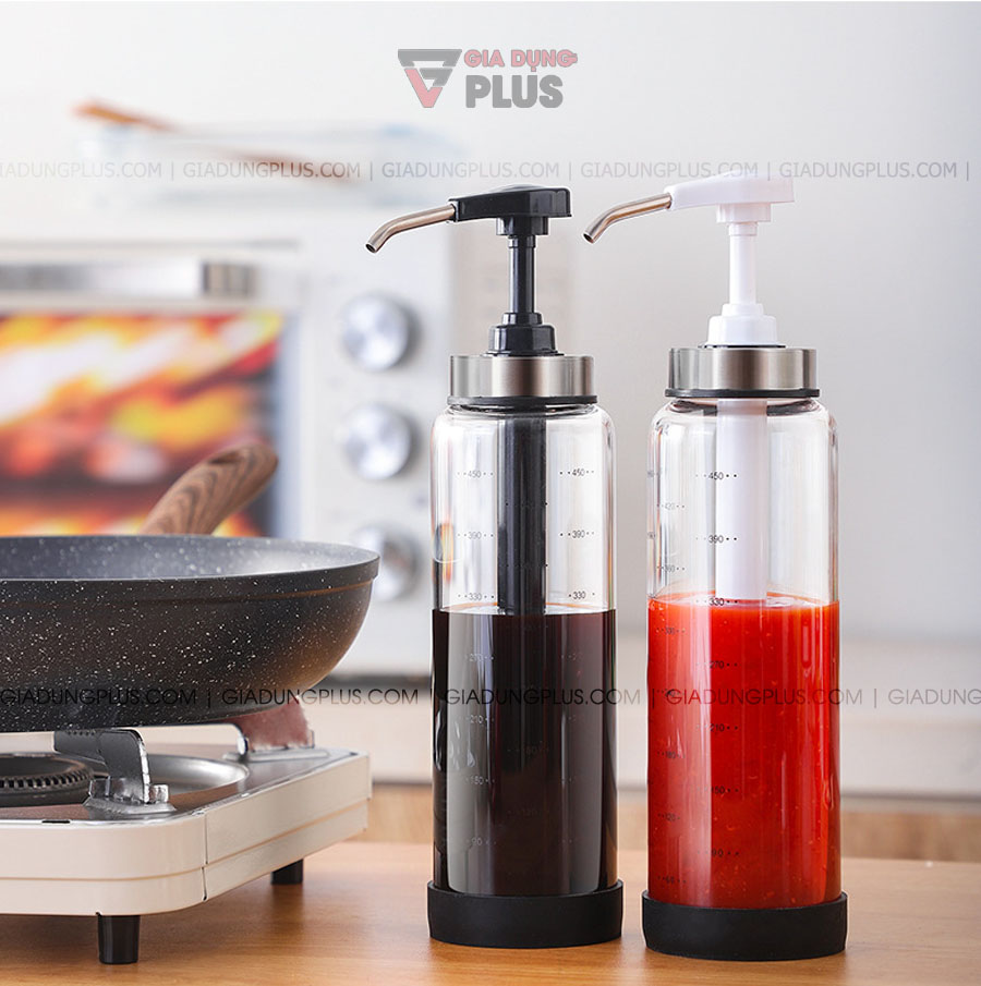 Chai thuỷ tinh đựng nước sốt, tương ớt có vòi nhấn thông minh Kuake | Có tặng kèm đế cao su đen giúp bình thuỷ tinh an toàn hơn khi mua trên Gia Dụng Plus