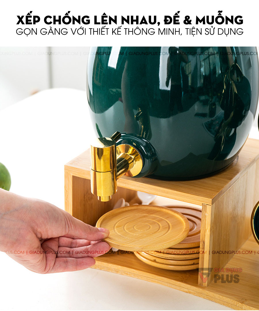Bộ chum đựng nước & rượu sứ màu xanh ngọc lục bảo Bắc Âu | Phần đế ly & muỗng được xếp gọn ngay bên dưới chum với thiết kế của kệ cực kỳ thông minh