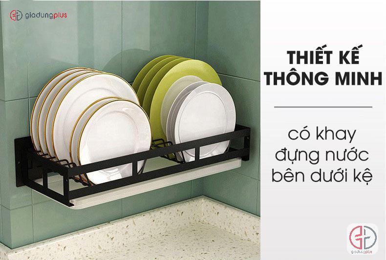 kệ đựng đĩa dán tường inox 304 có tích hợp khay hứng nước bằng nhựa bên dưới giúp sạch sẽ phòng bếp