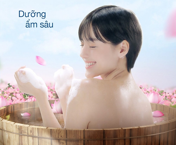 Sữa Tắm Dưỡng Thể Ẩm Mịn Dove Sakura Blossoms 500g - Hoa Anh Đào & Muối Hồng