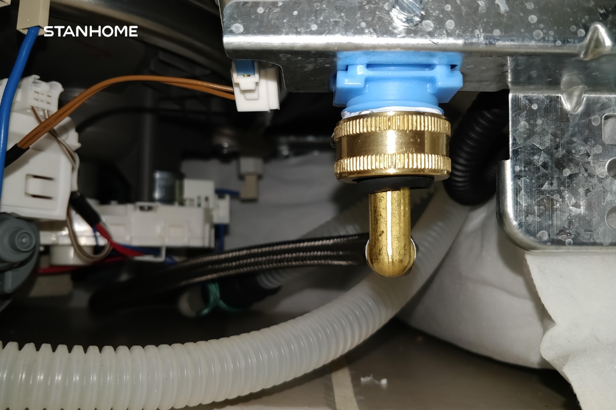 Nguồn cấp nước bị tắc hoặc áp lực nước yếu cũng góp phần khiến máy rửa bát không sạch