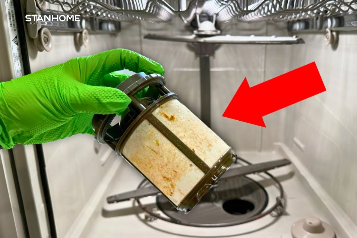 Cặn bẩn từ thức ăn, dầu mỡ và khoáng chất trong nước tích tụ khiến máy rửa bát không sạch