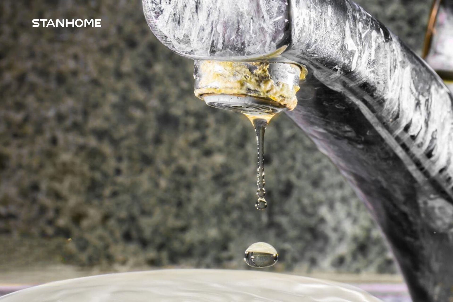 Cặn canxi tích tụ lâu ngày gây hư hỏng đồ dùng và ảnh hưởng đến sức khỏe gia đình