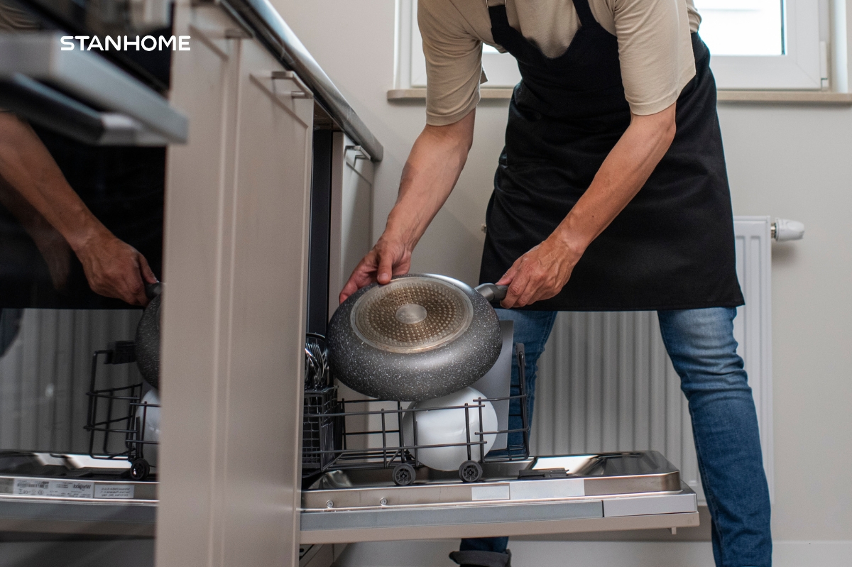 Khi xếp các vật dụng lớn như nồi, chảo chặn đường nước phun từ vòi cũng khiến máy rửa bát không sạch