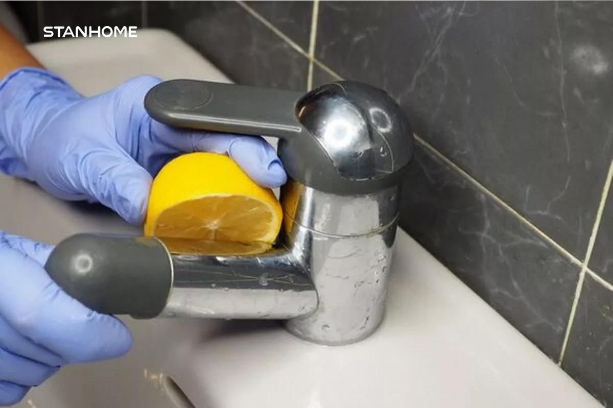 Chanh và muối có thể tẩy cặn canxi nhưng dễ gây trầy xước bề mặt và mất nhiều công sức