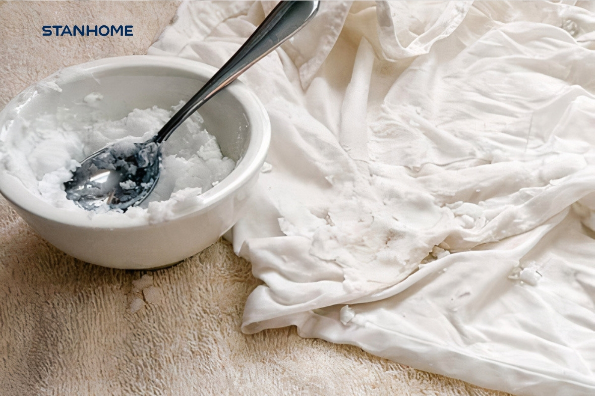 Tẩy trắng quần áo bằng bôi hỗn hợp baking soda và giấm lên vết bẩn
