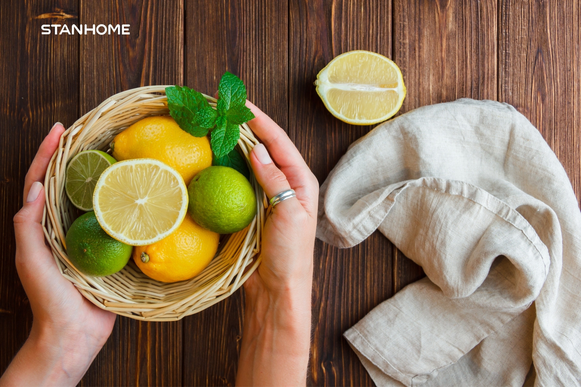 Tẩy trắng quần áo bằng bôi chanh tươi trực tiếp lên vết bẩn