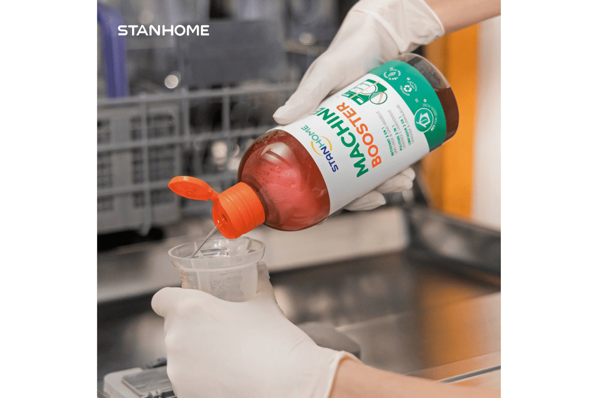 Sử dụng dung dịch vệ sinh máy rửa bát chuyên dụng sẽ giúp vệ sinh hiệu quả máy rửa bát