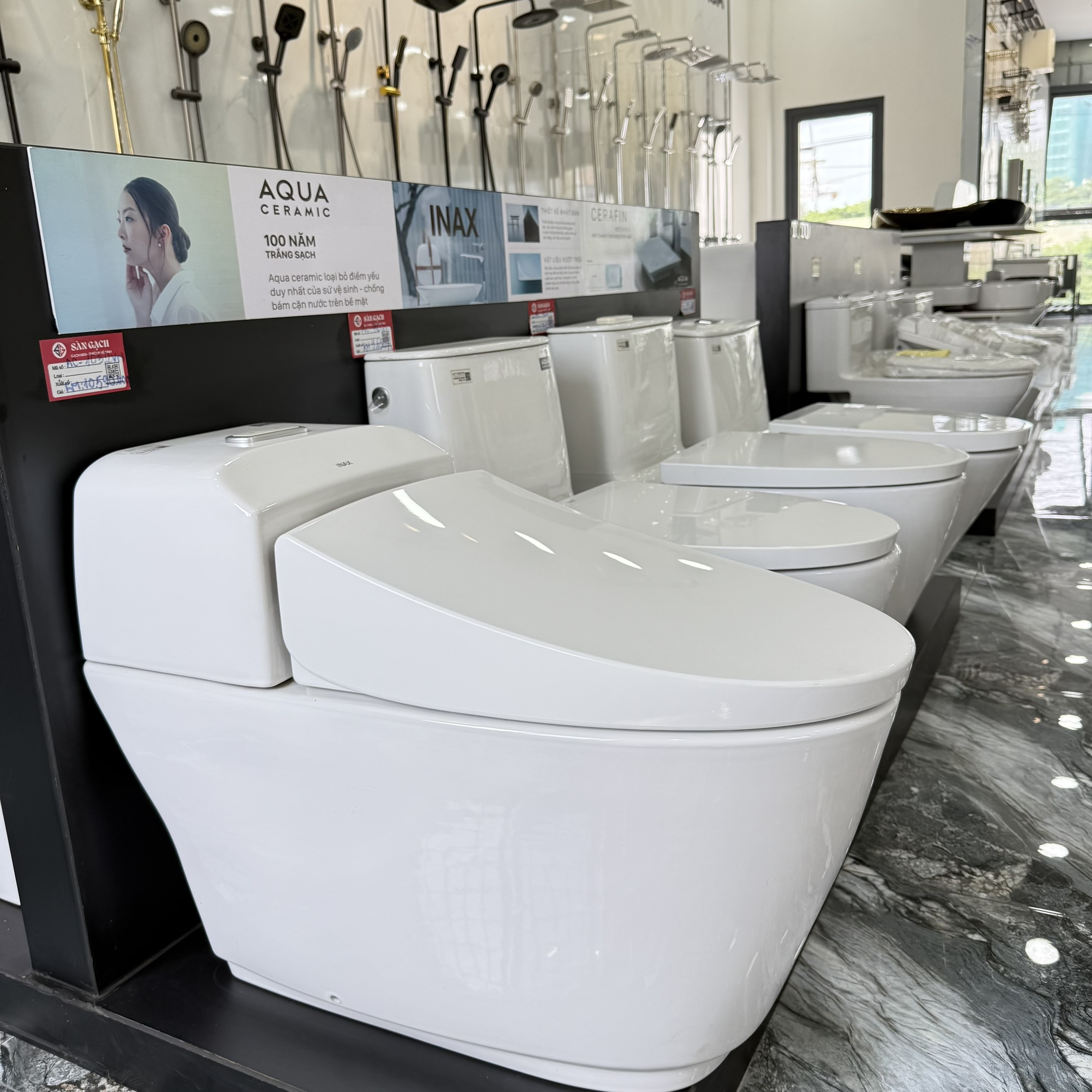 Showroom trưng bày thiết bị vệ sinh INAX tại Bình Dương với nhiều mẫu thực tế.