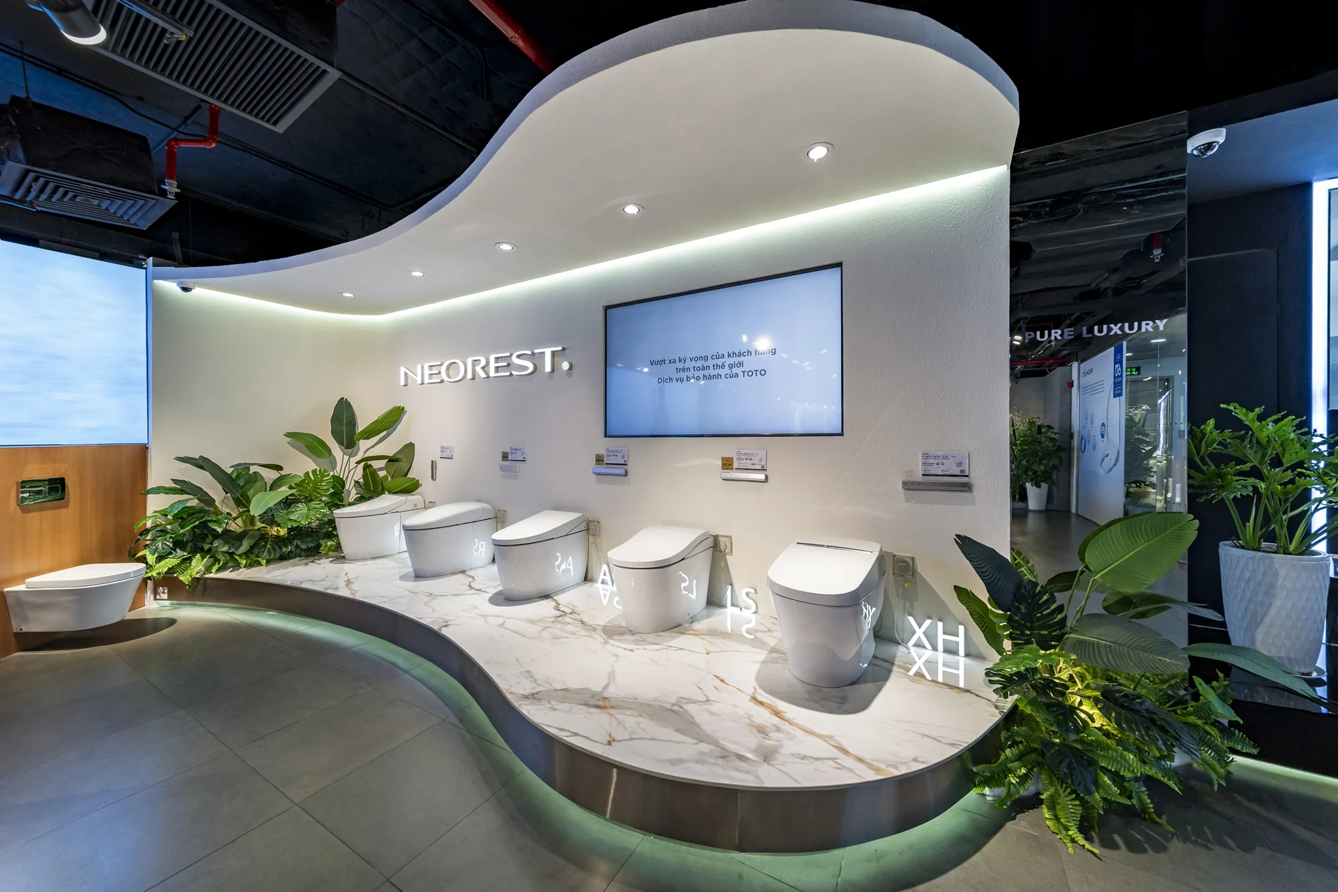 Showroom trưng bày bồn cầu TOTO chính hãng tại Bình Dương