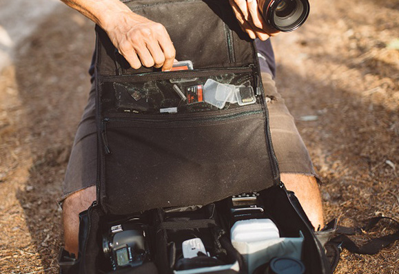 Sắp xếp gọn gàng bộ phận máy ảnh vào balo chống sốc khi di chuyển