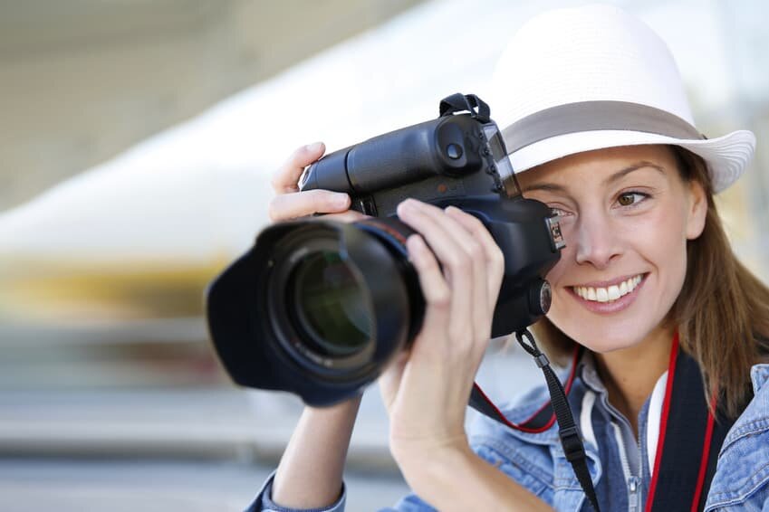 Tay phải khi chụp dùng để điều chỉnh nút bấm máy