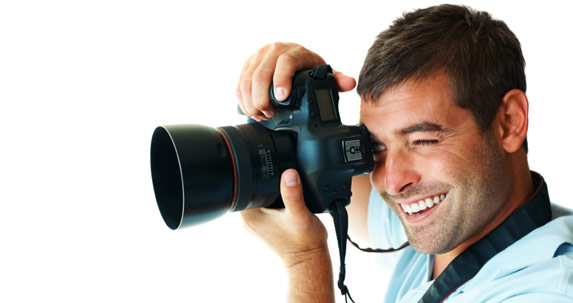 Tư thế cầm máy đúng giúp cải thiện chất lượng ảnh