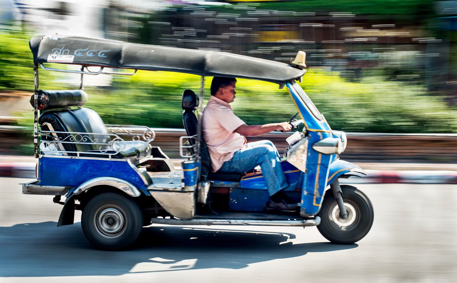 Giảm tốc độ màn trập xuống thấp để tạo độ mờ trong chuyển động