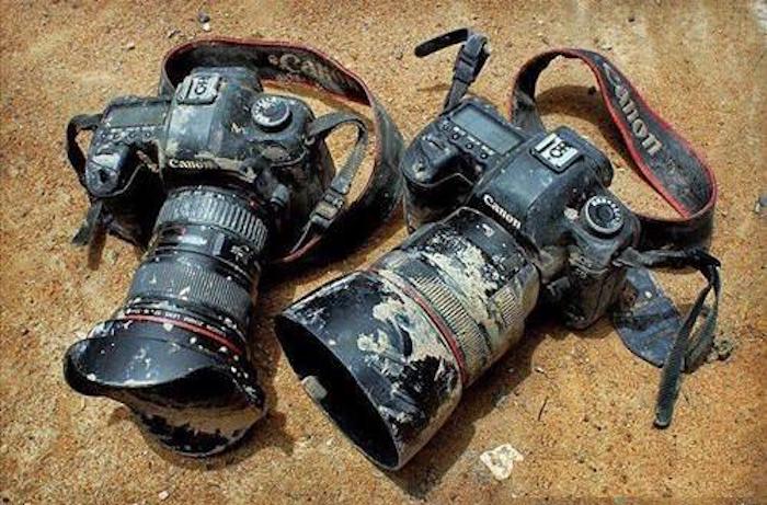 Cát và bụi bẩn gây hại cho máy ảnh