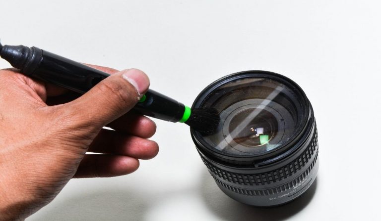 Hạn chế chạm tới bề mặt của ống kính trong quá trình vệ sinh