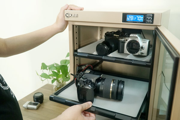 Tủ chống ẩm có khả năng hút ẩm và lưu trữ tốt nhưng có giá thành cao