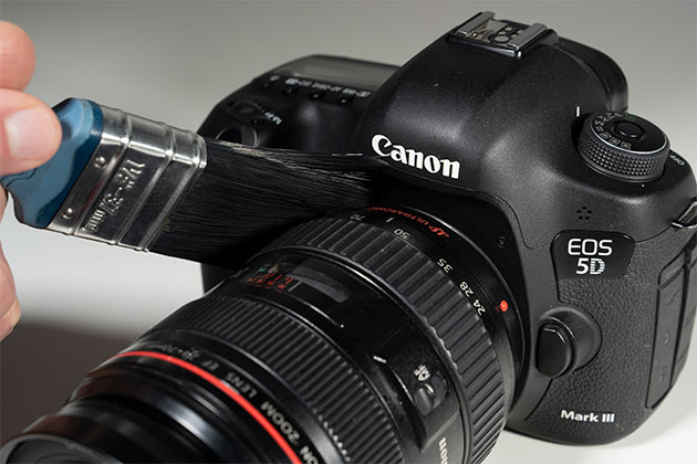 vệ sinh bụi bẩn bằng cọ mềm