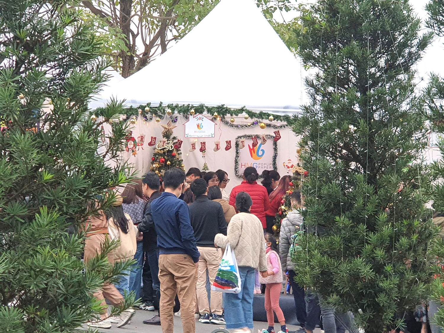 gian hàng HMG bán thiệp giáng sinh 3D