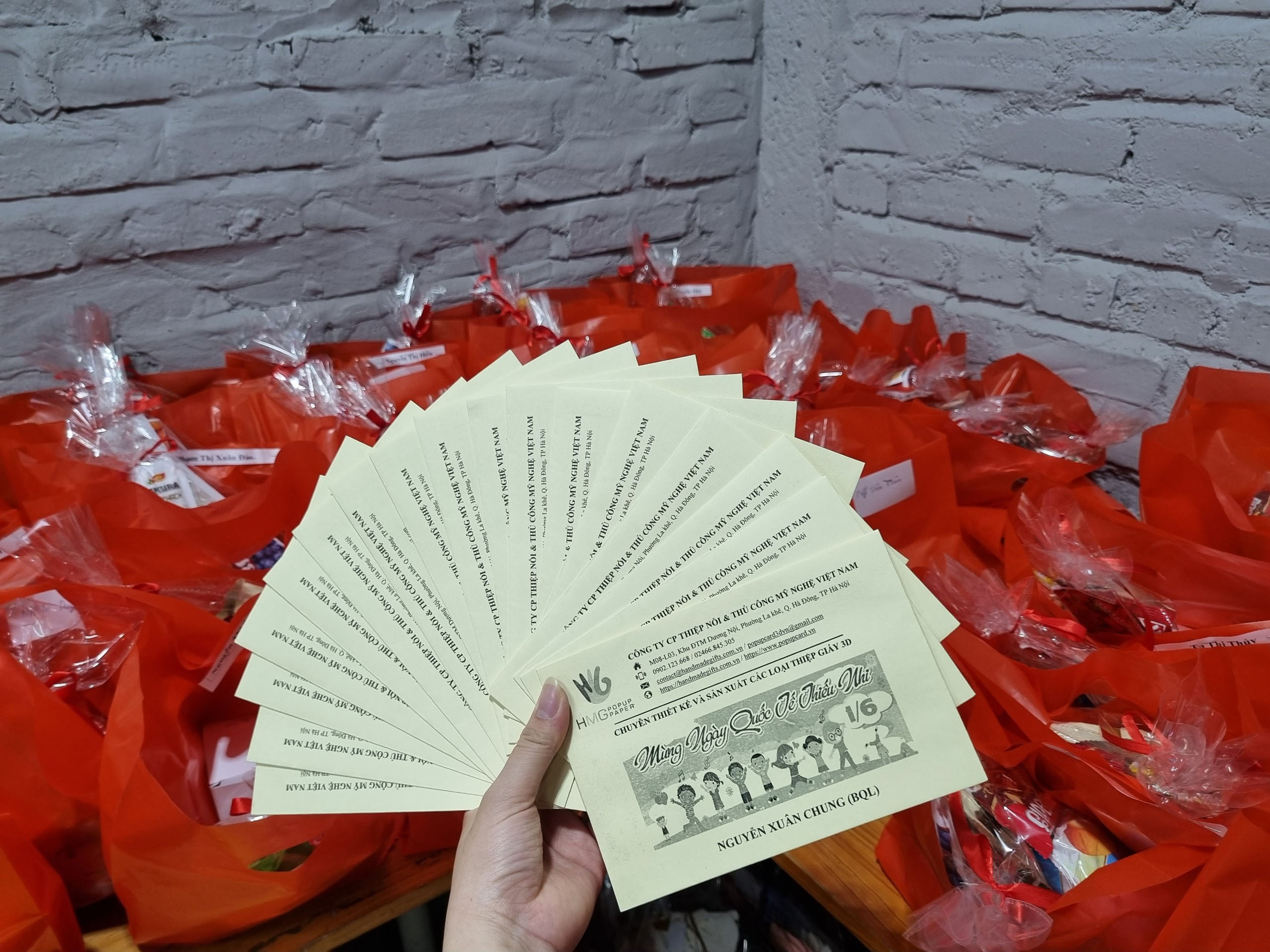 HMG tặng quà tết thiếu nhi